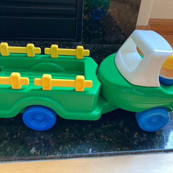 Vintage Little Tikes Toddle Tots GREEN FARM TRUCK Tractor Hauler With Two People - Picture 3 of 4